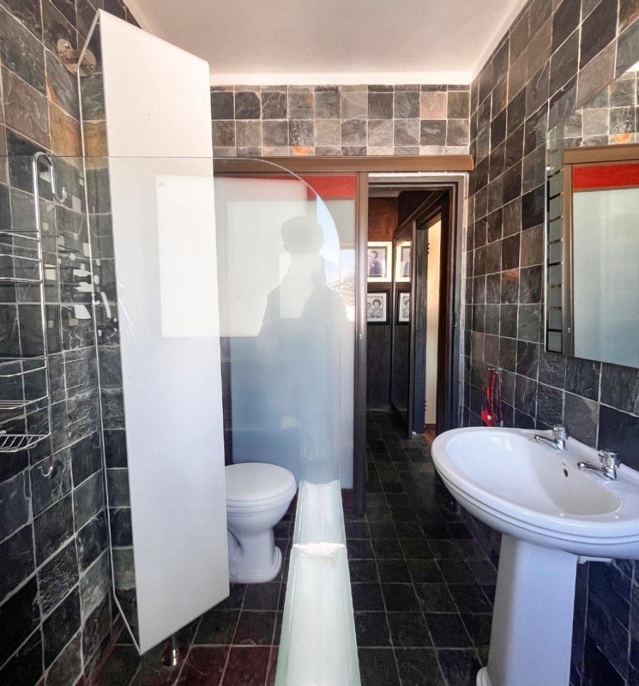 1 Bedroom Property for Sale in Sea Point Western Cape
